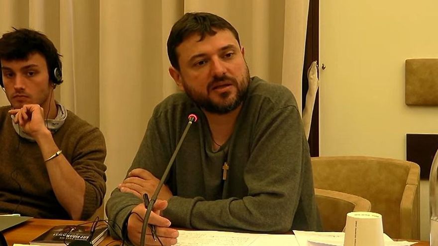 Agredieron a Grabois en el aeropuerto de Ezeiza y terminó arrastrado por seis policías