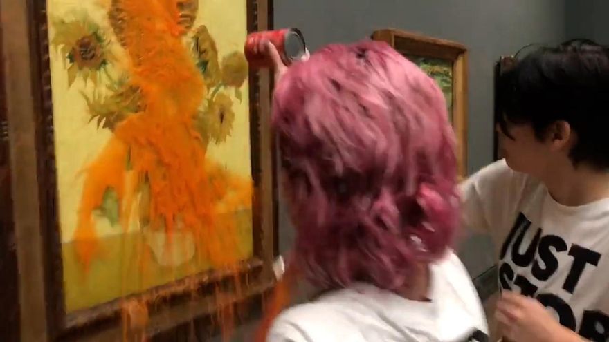 Activistas climáticas lanzan sopa de tomate a 'Los Girasoles' de Van Gogh en la National Gallery de Londres