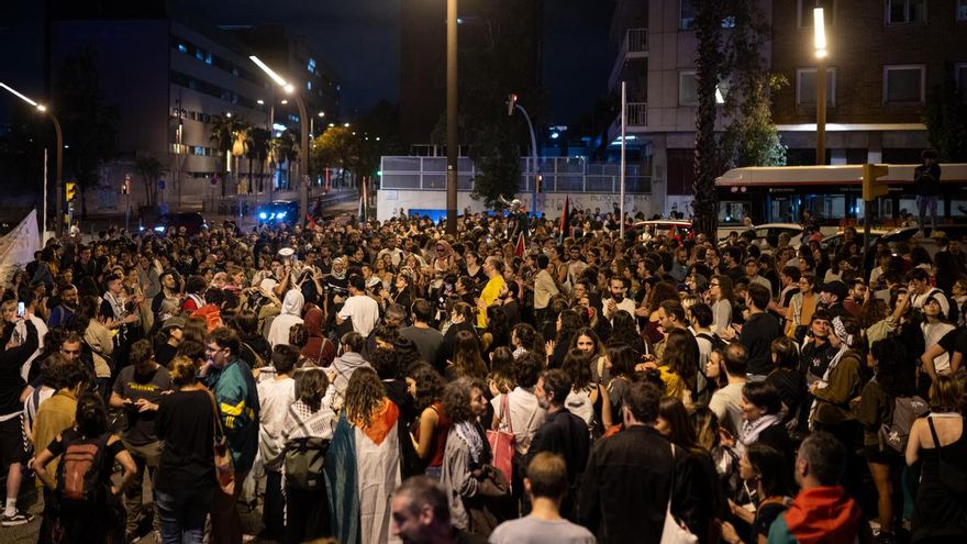 Centenares de personas se concentran ante el consulado de Israel en Barcelona después de que la flotilla haya sido interceptada