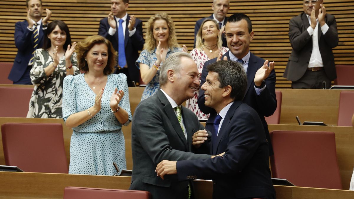 Carlos Mazón (d) s'abraça a l'expresident de la Generalitat que va fixar els menús a 20 euros, Alberto Fabra.