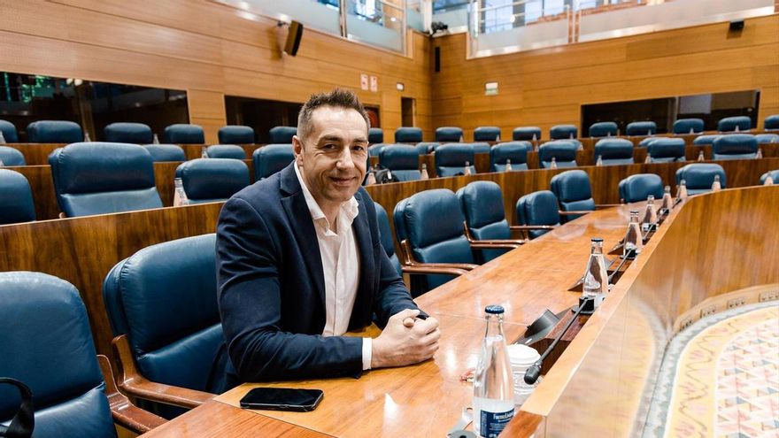 El diputado de Más Madrid Emilio Delgado a su llegada a una sesión plenaria en la Asamblea de Madrid, a 14 de mayo de 2026, en Madrid (España).
