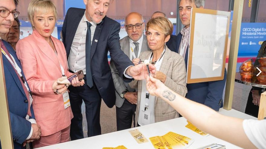 Probando gofio en el stand de Gran Canaria Me Gusta en Expomeloneras
