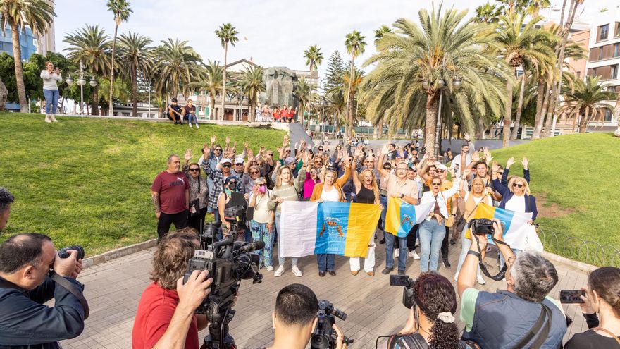 Unas 40 personas protestan en Las Palmas de Gran Canaria contra la llegada del crucero del hantavirus
