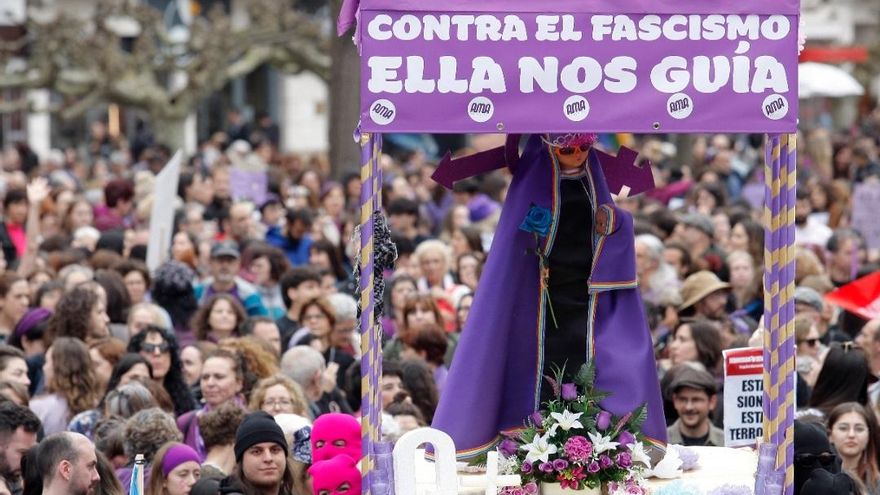 Un juzgado de Gijón investiga a las dos activistas que organizaron la procesión de una Virgen de Covadonga 'queer' en el 8M