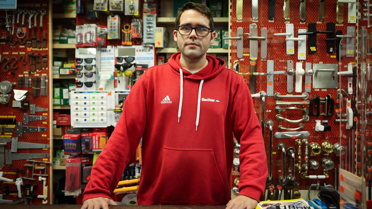 Eduard, uno de los trabajadores de la ferretería inundada.