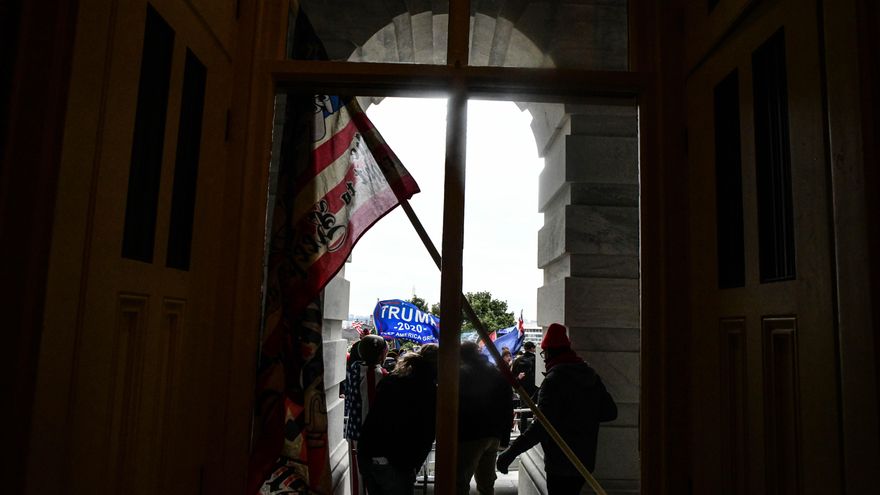 Una puerta de acceso al Capitolio, derribada por los partidarios de Donald Trump