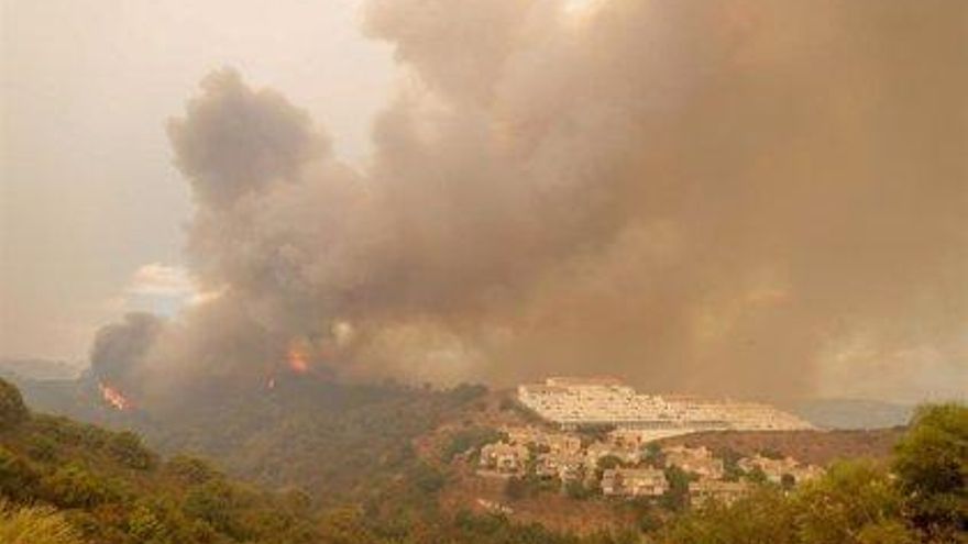 Las llamas, muy cerca de vivienda este jueves