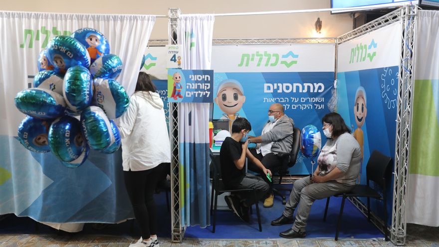 Vacunación de niños en Jerusalén, el pasado mes de noviembre. EFE/EPA/ABIR SULTAN