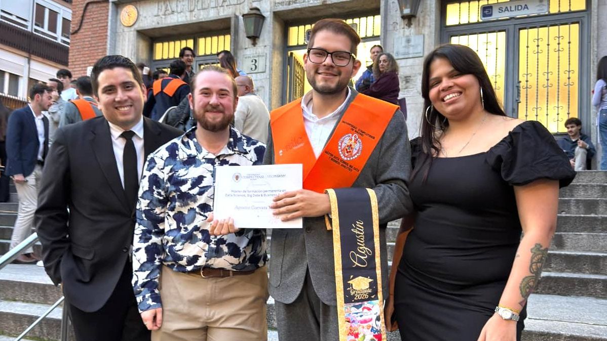 Reed Van Schenck, estadounidense trans que vive en Madrid desde 2024, en una imagen junto a unos amigos