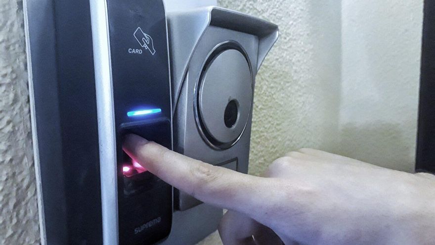 El ayuntamiento de Marbella paraliza tras dos años el control biométrico a sus empleados por una posible sanción