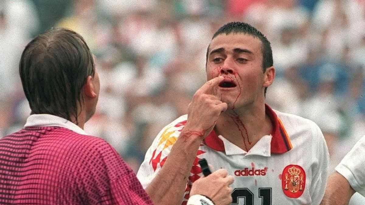 Luis Enrique sangrando le protesta a Sándor Puhl, sin éxito