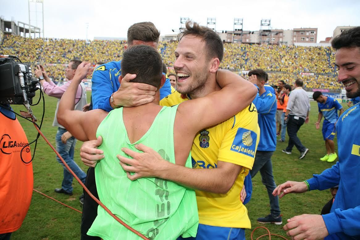 Los jugadores de la UD Las Palmas celebran el ascenso. (ALEJANDRO RAMOS)