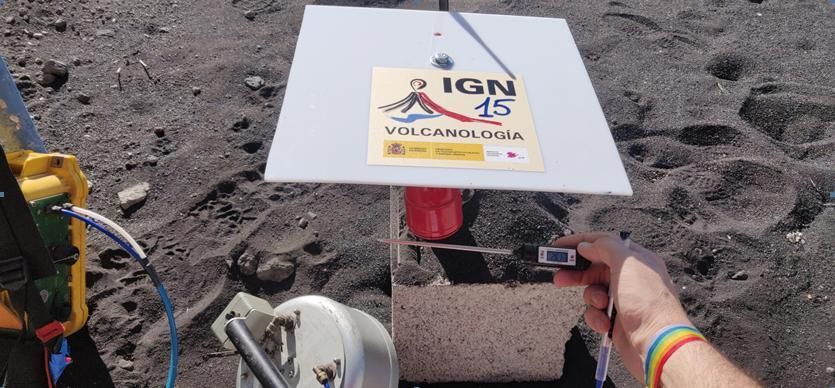 Uno de los nuevos sensores de gases instalado en Puerto Naos  por el Instituto Geográfico Nacional (IGN)