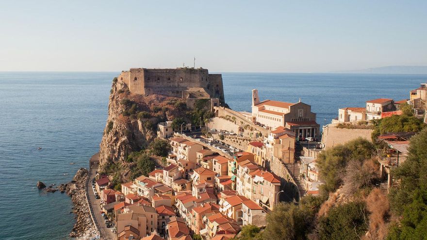 El bonito pueblo del sur de Italia de orígenes mitológicos que combina paisaje costero único con historia