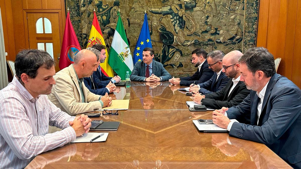 Reunión del Ayuntamiento con la cúpula directiva del Córdoba CF
