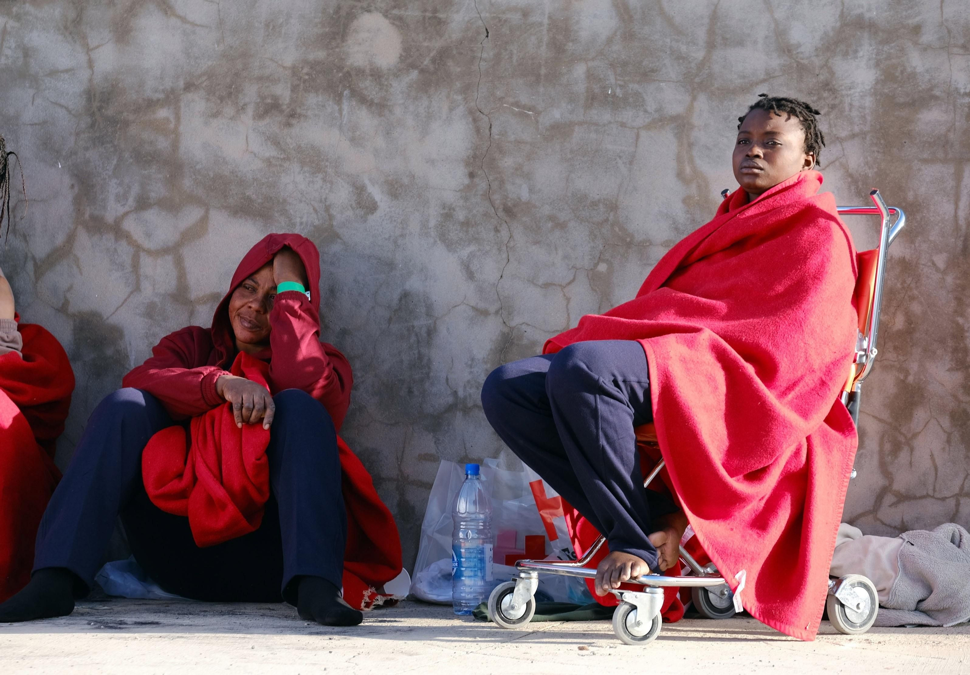 Un barco de Salvamento Marítimo ha rescatado este lunes a 20 kilómetros de Fuerteventura a 68 inmigrantes que se dirigían a Canarias en una lancha neumática.