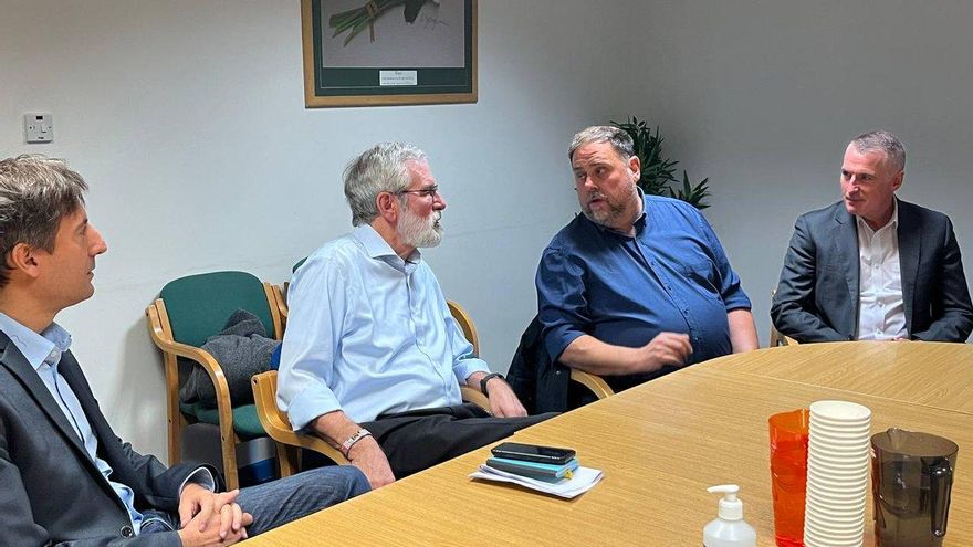 El histórico líder del Sinn Féin, Gerry Adams, junto a Oriol Junqueras en Irlanda