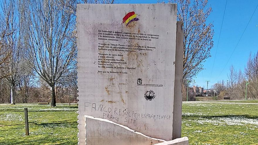 Vandalizan el monumento en homenaje a los fusilados del franquismo en León: “Franco resucita, España te necesita”