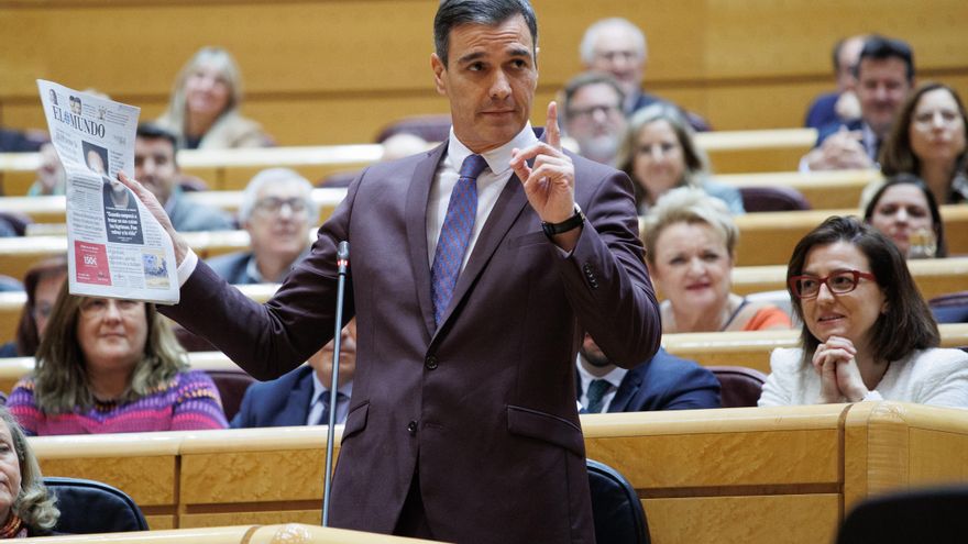 Feijóo intenta ponerse duro y le pegan con un periódico en toda la cara