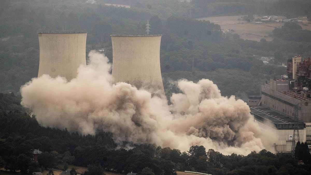 Demolición de las torres de refrigeración de la antigua central térmica de Endesa, a 30 de julio de 2026, en As Pontes (Galicia)