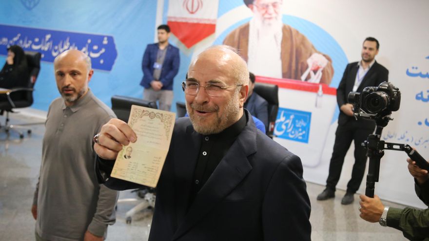 El presidente del Parlamento iraní, Mohammad Bagher Ghalibaf, muestra su documento de identidad antes de presentar su candidatura para las elecciones presidenciales de Irán.