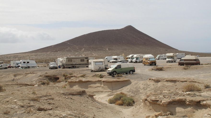 El Cabildo de Tenerife clausura el camping Montaña Roja mientras proliferan los aparcamientos irregulares para autocaravanas