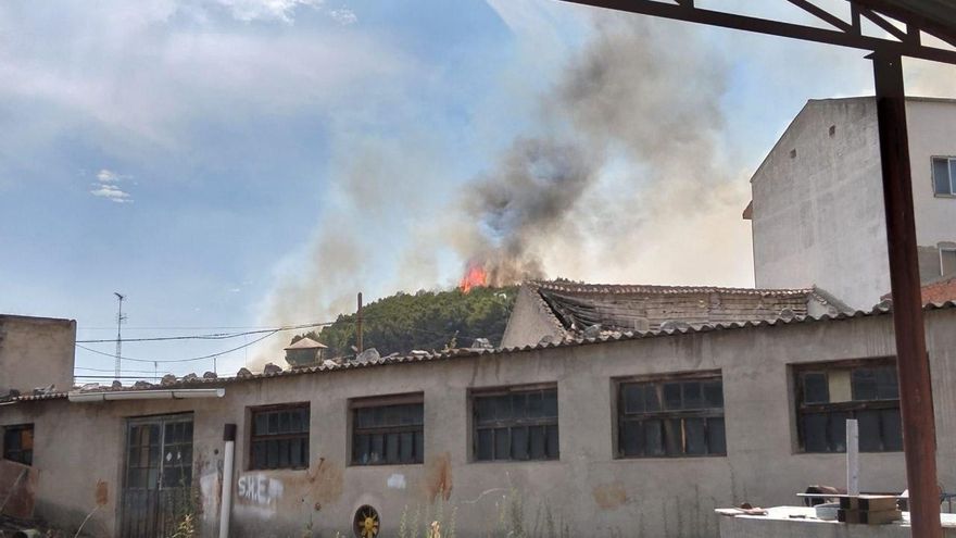 El incendio de Íscar, Valladolid, afecta al castillo y se aleja del pueblo