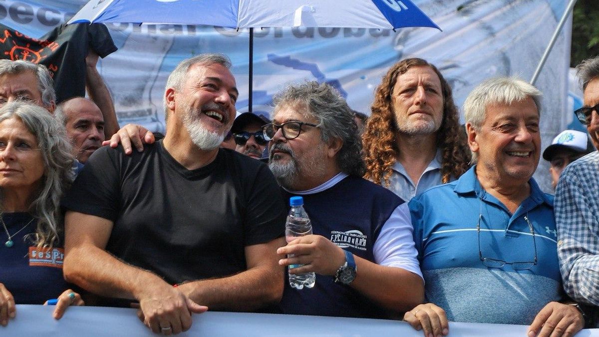 Los líderes de ATE, UOM, Aceiteros, Aeronáuticos y más de 100 sindicatos de todas las centrales obreras, marcharon unidos en Córdoba.