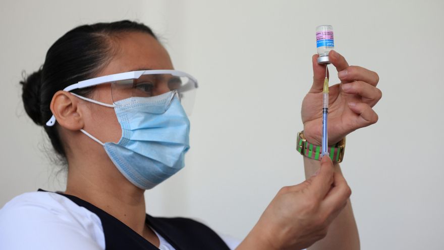 Personal de salud prepara una vacuna contra la influenza hoy, en Ciudad de México (México). EFE/ Carlos Ramírez