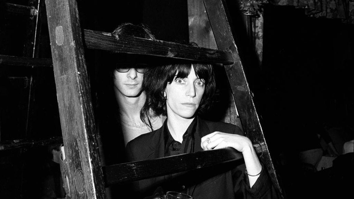 Patti Smith y Lenny Kaye, del Patti Smith Group, en el club CBGB's de Nueva York el 4 de abril de 1975.