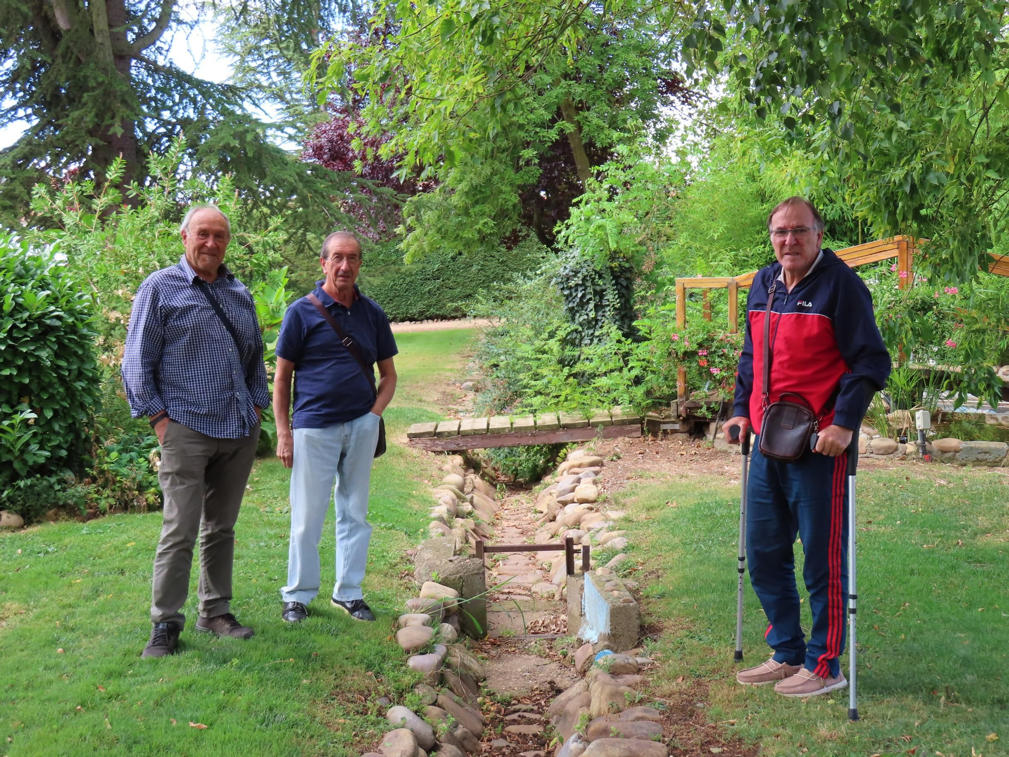 De izquierda a derecha: Aquilino, Fernando y Francisco junto a una presa centenaria.