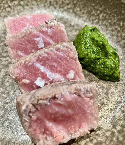 Atún a la brasa con mojo verde