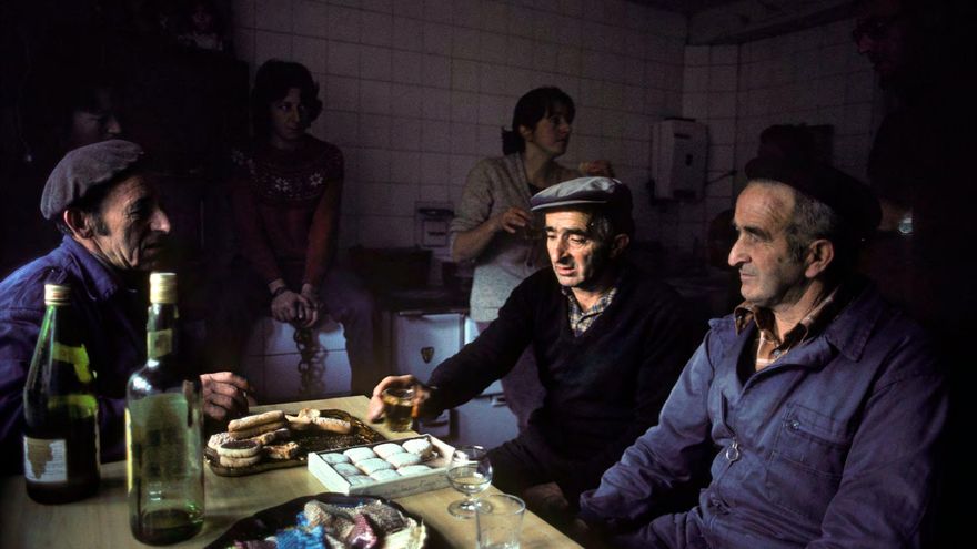 A principios de los años 80 fotografié a la familia Rodríguez de Cossío el día de la matanza del cerdo en Lores, un pueblo de la montaña palentina.