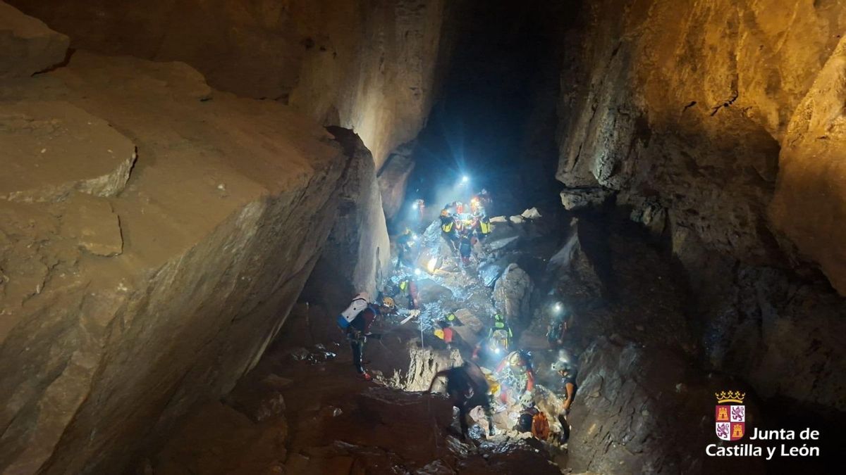 Rescatan a un espeleólogo herido en un accidente en el interior de la Cueva de Valporquero