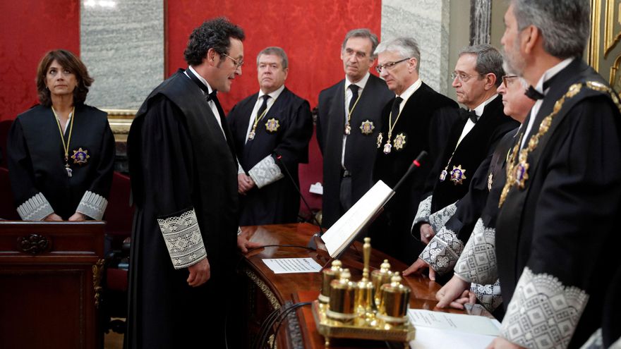 Dolores Delgado, izquierda, y García Ortiz en la toma de posesión del segundo como jefe de la Secretaría Técnica de la Fiscalía General en marzo de 2020.