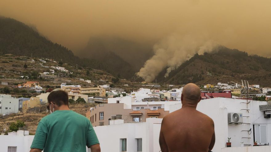 Dos vecinos de Arafo observan el avance del incendio. EFE/Alberto Valdés