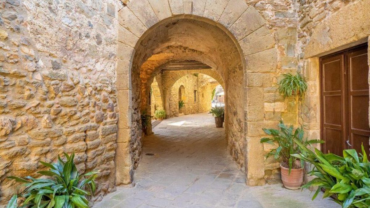 Es un tranquilo rincón que destaca por su arquitectura de piedra impecablemente conservada y sus callejuelas empedradas