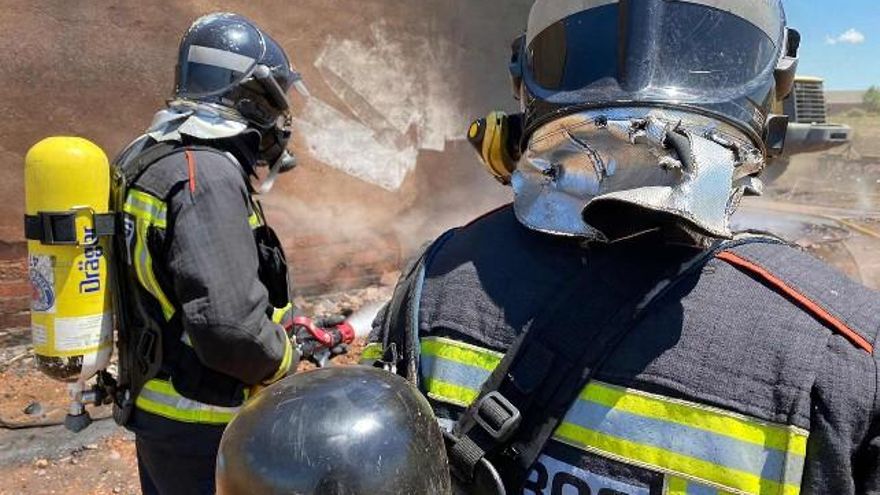 Las llamas afectaron poco a la estructura de la nave. Foto: Luis Canal / Bomberos de León.