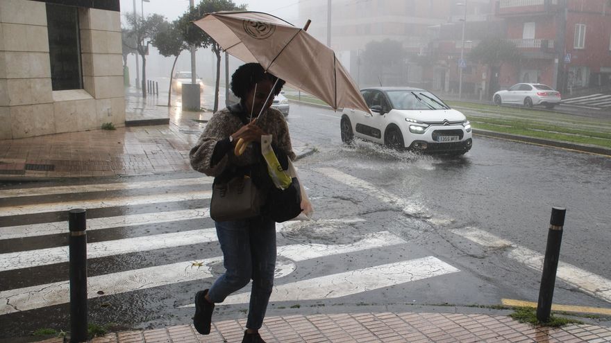 Una persona camina por La Laguna este martes durante las lluvias provocadas por la borrasca Therese.
