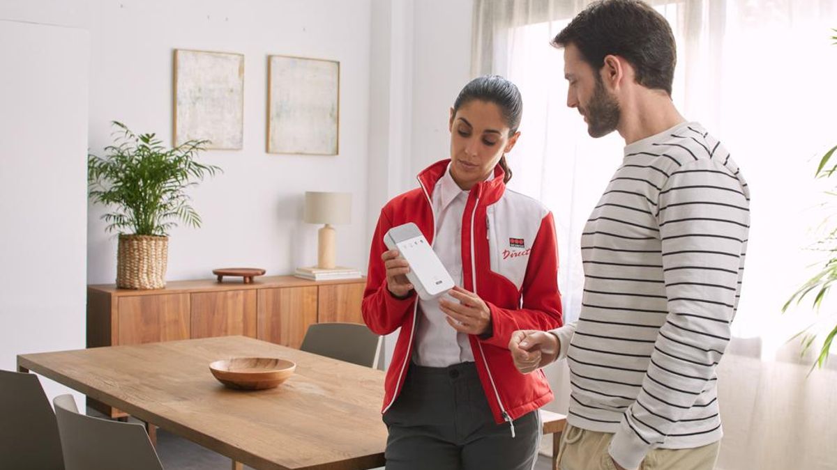 Personal de Securitas Direct explicando el funcionamiento de uno de sus dispositivos