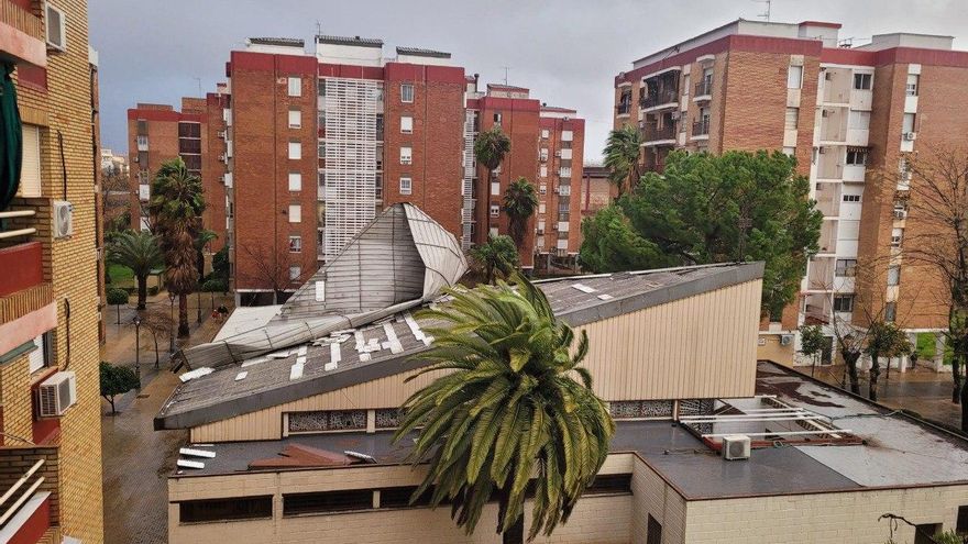 El viento ha arrancado el tejado de una iglesia en Córdoba.