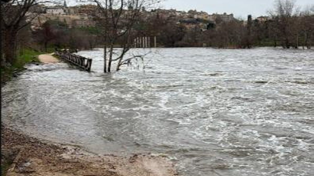 El río Tajo supera el nivel rojo a su paso por Toledo este domingo