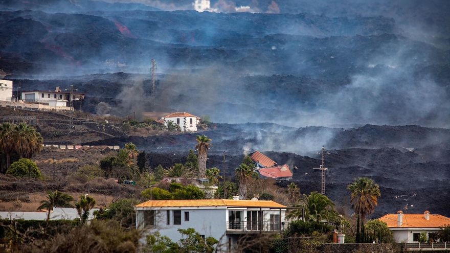 Una de las coladas del volcán de La Palma entra en el barrio de La Laguna