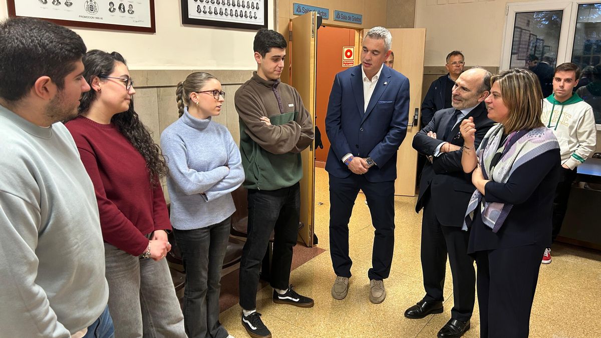 Gimena Llamedo, Ignacio Villaverde y Celestino Rodríguez, con los alumnos.