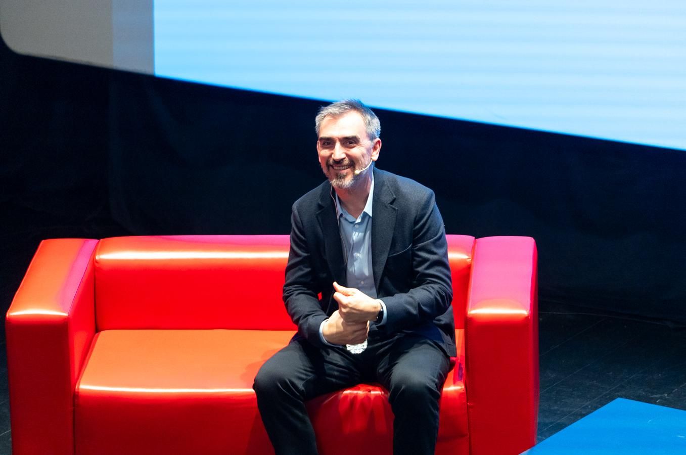 El director de elDiario.es escucha una de las preguntas formuladas por un socio.