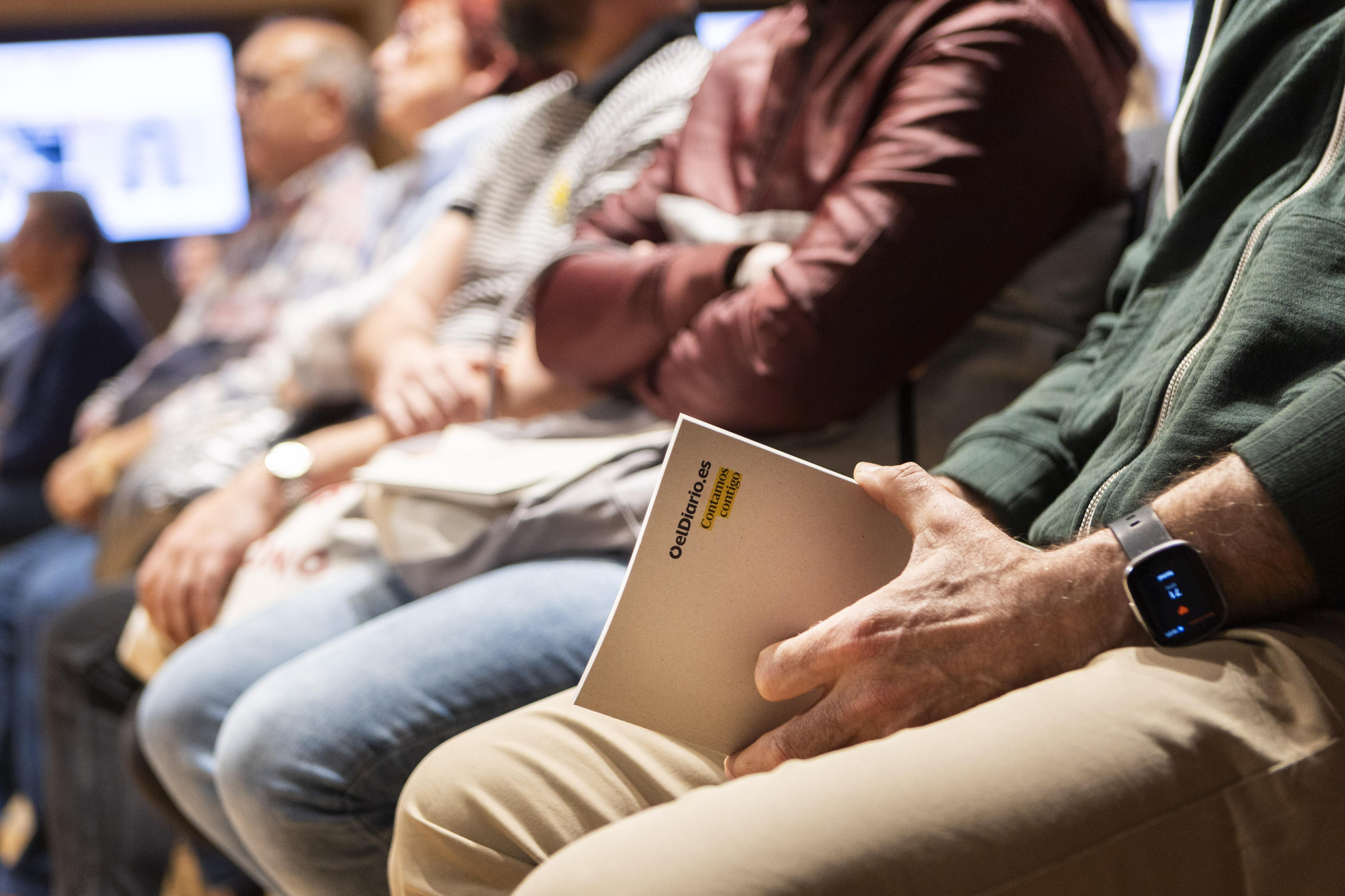 Un socio agarra la libreta que se repartió en el encuentro