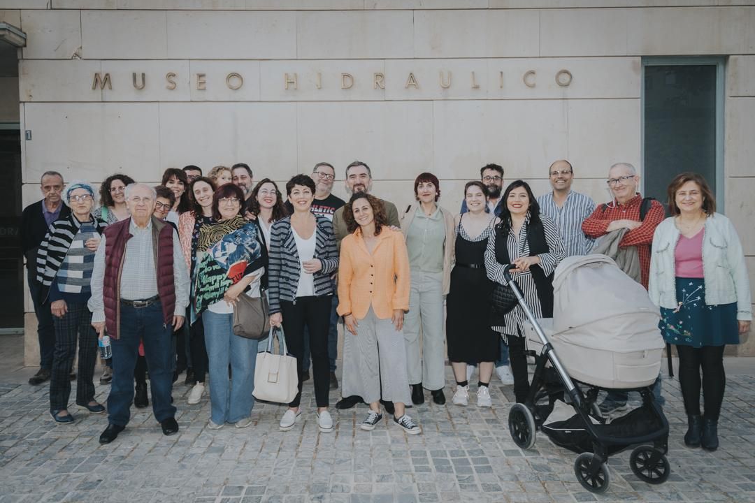 Algunos de los socios que acudieron al encuentro posan junto al equipo de la edición de La Región de Murcia e Ignacio Escolar