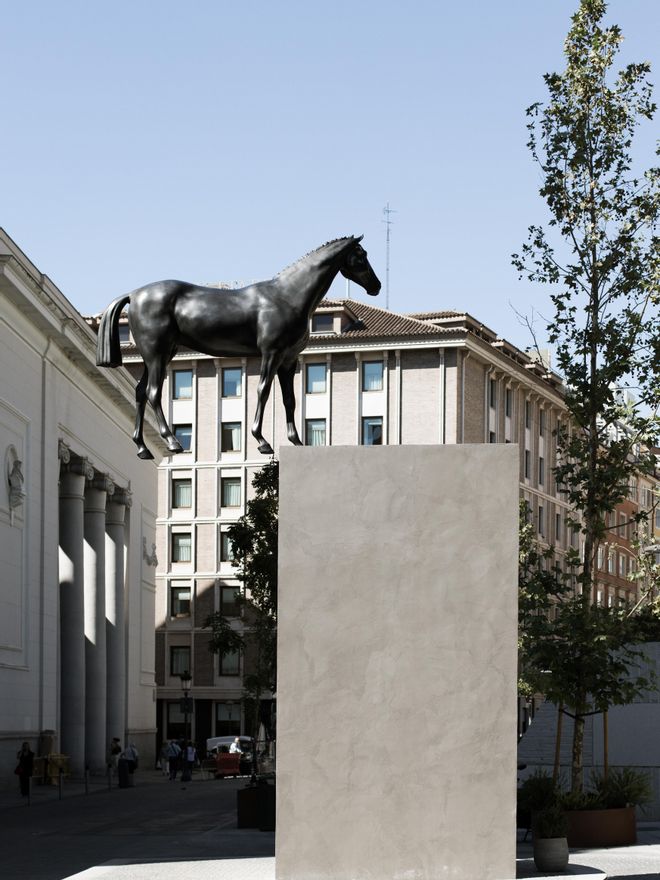 Vista del caballo en la plaza