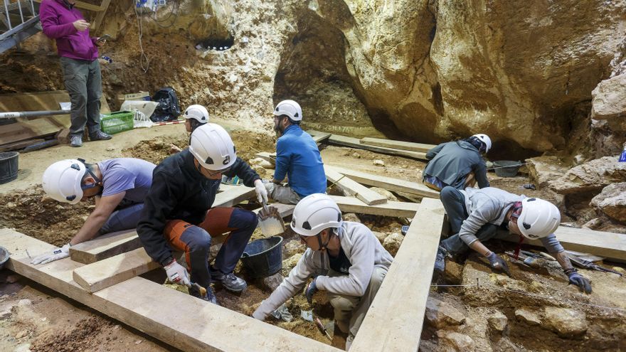 Arqueólogos trabajan en La Sima del Elefante, en los yacimientos de Atapuerca (Burgos), en una foto de archivo. EFE/Santi Otero