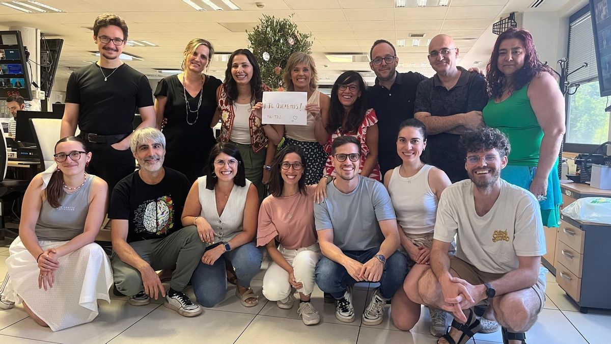 El equipo del 'Telediario 2' arropa a Marta Carazo (en el centro de la imagen) en su despedida